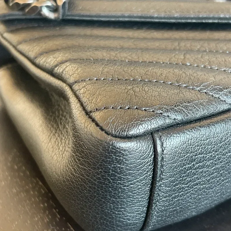 YVES SAINT LAURENT collège médium en cuir d&rsquo;agneau matelassé noir - détail du produit 16