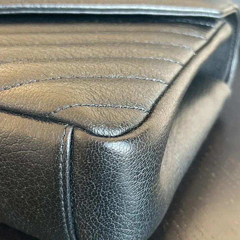 YVES SAINT LAURENT collège médium en cuir d&rsquo;agneau matelassé noir - détail du produit 17