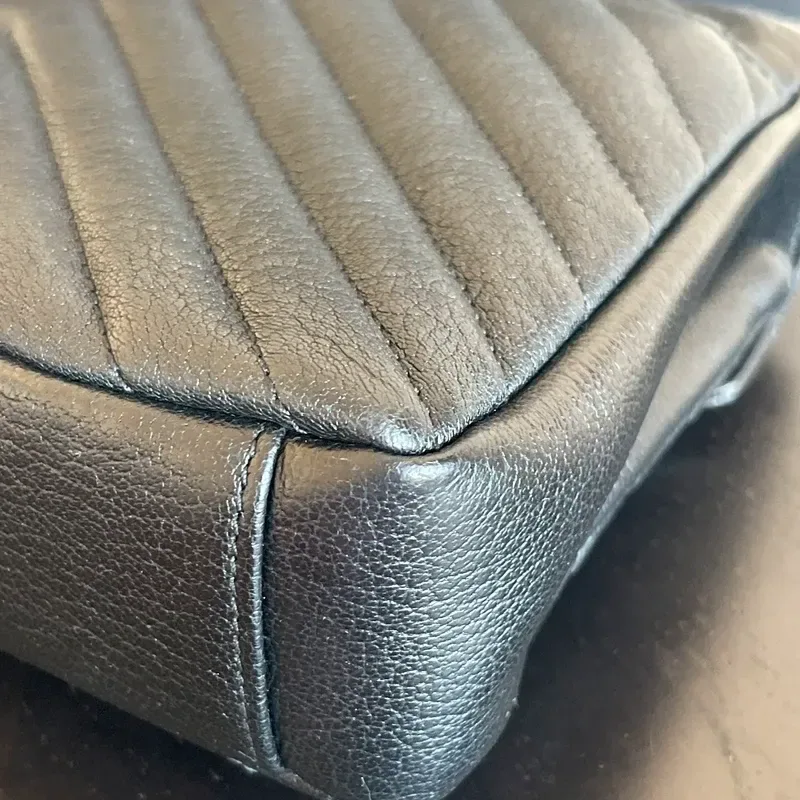 YVES SAINT LAURENT collège médium en cuir d&rsquo;agneau matelassé noir - détail du produit 18