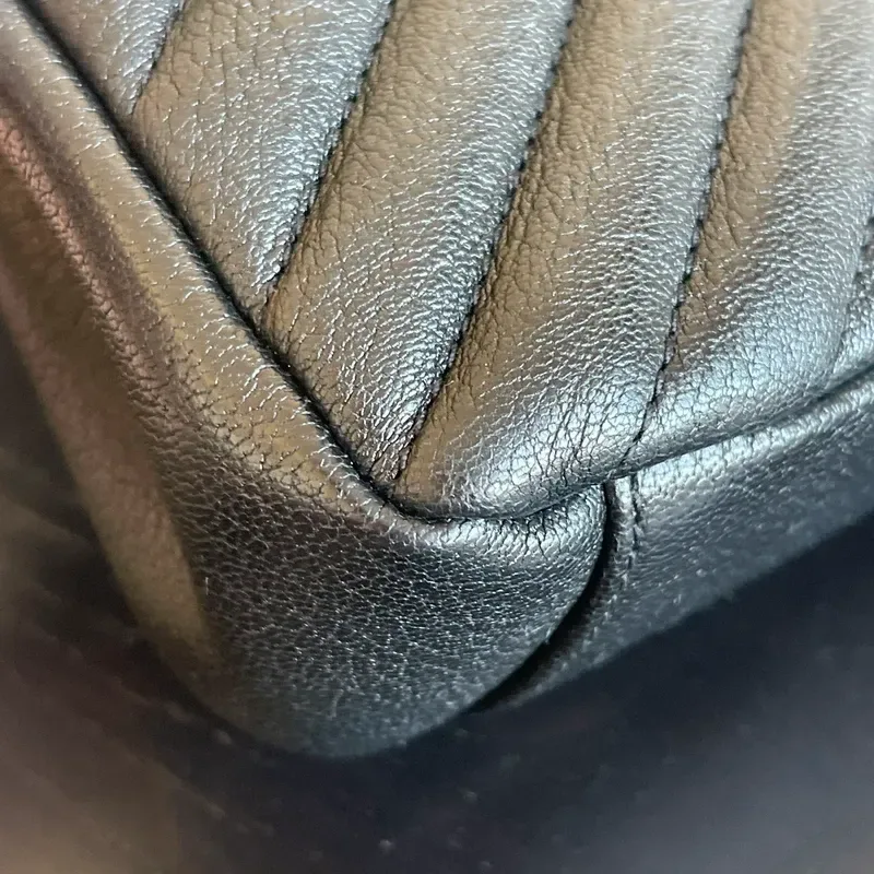 YVES SAINT LAURENT collège médium en cuir d&rsquo;agneau matelassé noir - détail du produit 19