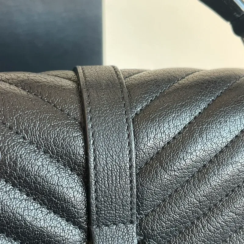 YVES SAINT LAURENT collège médium en cuir d&rsquo;agneau matelassé noir - détail du produit 20
