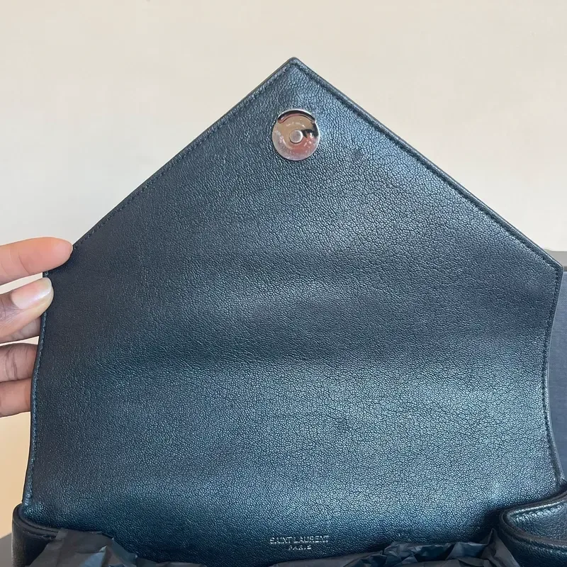 YVES SAINT LAURENT collège médium en cuir d&rsquo;agneau matelassé noir - détail du produit 22