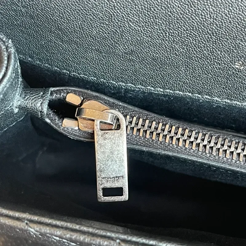 YVES SAINT LAURENT collège médium en cuir d&rsquo;agneau matelassé noir - détail du produit 26